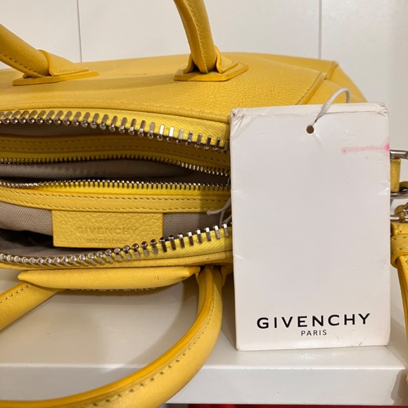 Authentic Givenchy Antigona - Picture 14 of 15